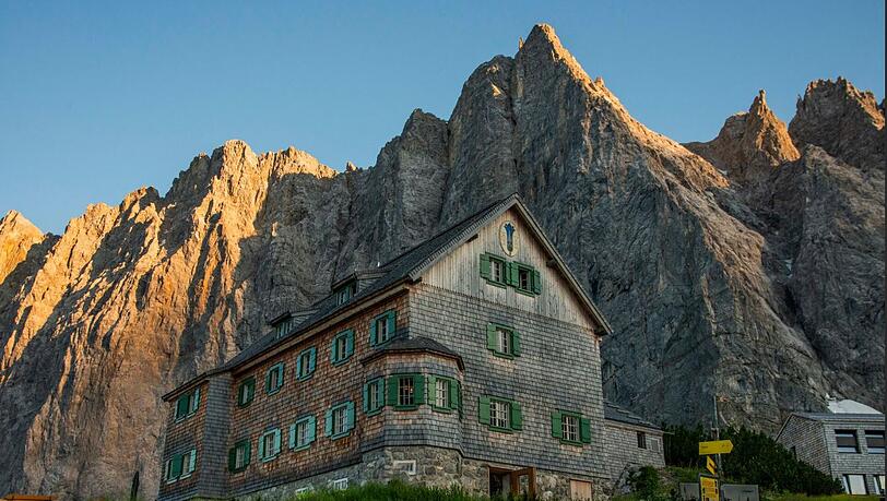 Mitten in den Bergen bietet die Hütte eine besondere Aussicht. Mitten in den Bergen bietet die Hütte eine besondere Aussicht.