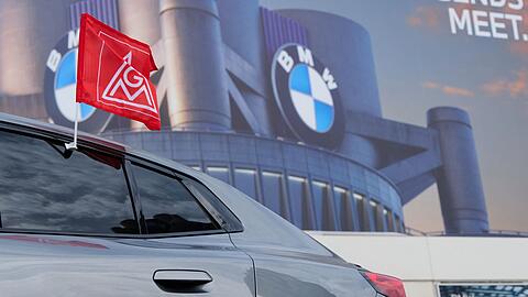 In M&uuml;nchen protestierte die IG Metall mit einem Autokorso um das BMW-Werk.