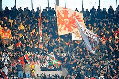 Begleitschutz von der Polizei, Sonderzug zum easyCredit-Stadion: die Frankfurter Fans.