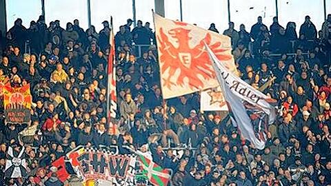 Begleitschutz von der Polizei, Sonderzug zum easyCredit-Stadion: die Frankfurter Fans.