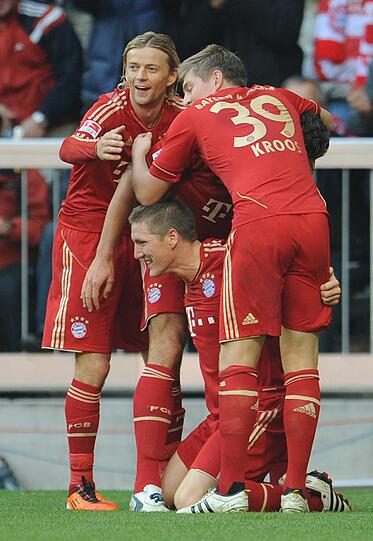 ANATOLIY TYMOSHCHUK (l.): Bekam den Vorzug vor Luiz Gustavo. Eminent wichtig, wie unauffällig, präzise und uneitel der Ukrainer im Mittelfeld seine Arbeit verrichtet. Balleroberung, Ballverteile &ndash; prima. NOTE: 3