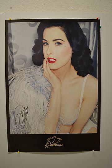Karstadt und Die Abendzeitung verlosen diese handsignierten Poster von Dita Von Teese