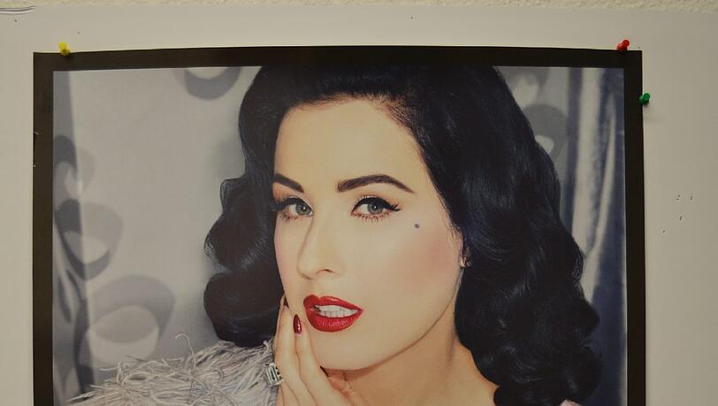 Karstadt und Die Abendzeitung verlosen diese handsignierten Poster von Dita Von Teese Karstadt und Die Abendzeitung verlosen diese handsignierten Poster von Dita Von Teese