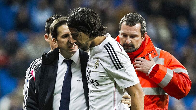 Sami Khedira musste in der 56. Minute benommen ausgewechselt werden. Sami Khedira musste in der 56. Minute benommen ausgewechselt werden.