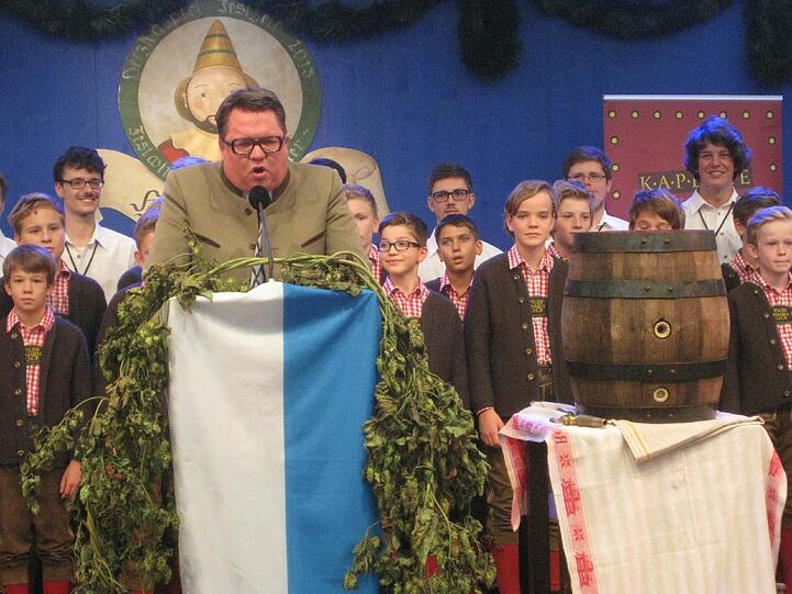 Granteln mit Kult-Status: Schleich-Strauß versteht es, sein Publikum zu begeistern &ndash; auch den Tölzer Knabenchor, der sich hinter ihm versammelt hat.