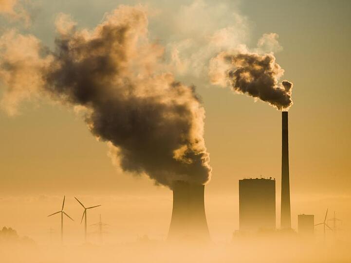 Um die Klimaschutz-Ziele für 2030 zu erreichen, sollen unter anderem der CO2-Ausstoß einen Preis erhalten und Benzin, Heizöl sowie Erdgas teurer werden.