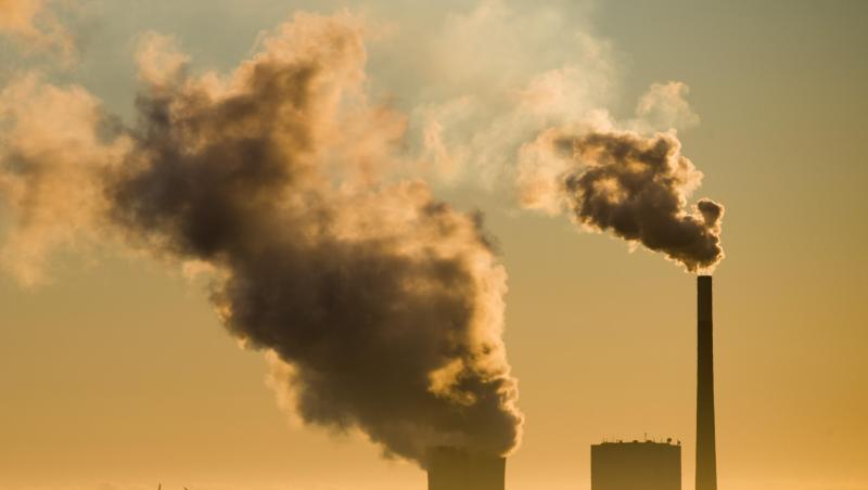 Um die Klimaschutz-Ziele für 2030 zu erreichen, sollen unter anderem der CO2-Ausstoß einen Preis erhalten und Benzin, Heizöl sowie Erdgas teurer werden. Um die Klimaschutz-Ziele für 2030 zu erreichen, sollen unter anderem der CO2-Ausstoß einen Preis erhalten und Benzin, Heizöl sowie Erdgas teurer werden.