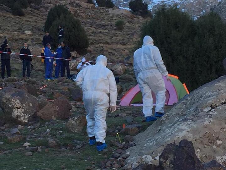 Das vom marokkanischen Nachrichtensender 2M zur Verfügung gestellte Foto zeigt Forensiker, die die Gegend um ein Zelt im Dorf Imlil untersuchen.