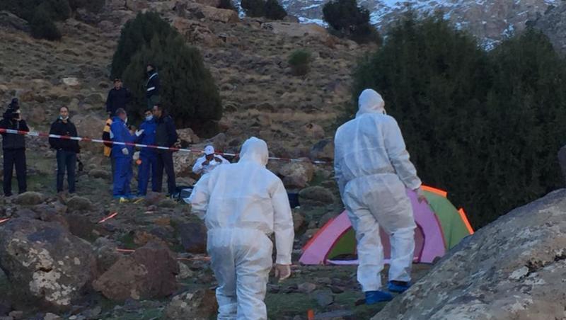 Das vom marokkanischen Nachrichtensender 2M zur Verfügung gestellte Foto zeigt Forensiker, die die Gegend um ein Zelt im Dorf Imlil untersuchen. Das vom marokkanischen Nachrichtensender 2M zur Verfügung gestellte Foto zeigt Forensiker, die die Gegend um ein Zelt im Dorf Imlil untersuchen.