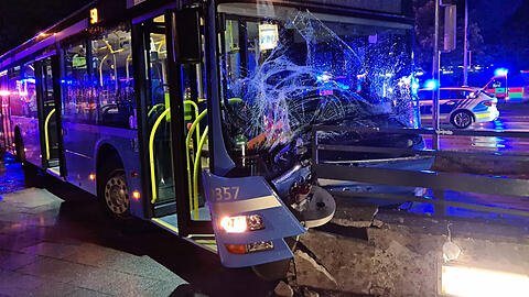 Auch der Bus wurde schwer beschädigt, der Busfahrer erlitt leichte Verletzungen.