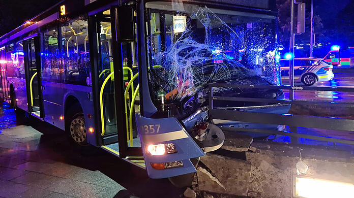 Auch der Bus wurde schwer beschädigt, der Busfahrer erlitt leichte Verletzungen.