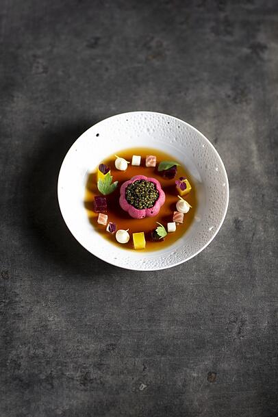 Kaviar à la Witzigmann auf einem feinen Soßen-Gelee mit Roter Bete, Aal und Apfel auf einem Nymphenburg-Teller. Kaviar à la Witzigmann auf einem feinen Soßen-Gelee mit Roter Bete, Aal und Apfel auf einem Nymphenburg-Teller.