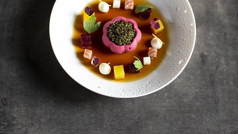 Kaviar à la Witzigmann auf einem feinen Soßen-Gelee mit Roter Bete, Aal und Apfel auf einem Nymphenburg-Teller. Kaviar à la Witzigmann auf einem feinen Soßen-Gelee mit Roter Bete, Aal und Apfel auf einem Nymphenburg-Teller.