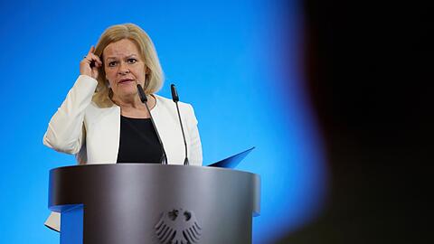 Bundesinnenministerin Nancy Faeser will sich dafür einsetzen, dass die beschlossene Reform des europäischen Asylsystems möglichst schnell Wirkung entfaltet.