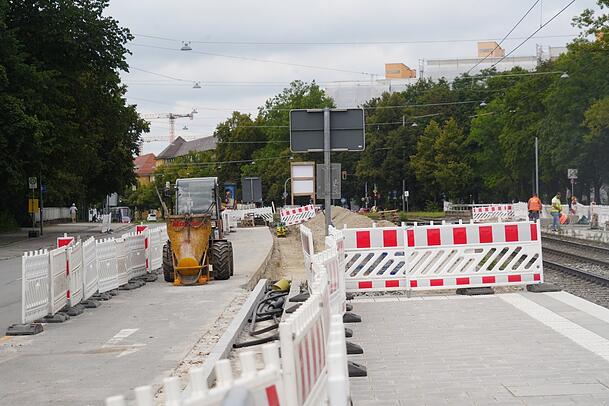 Noch wird gewerkelt rund um die Haltestelle.