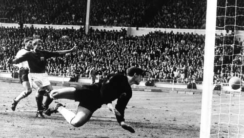 Stand beim berühmten "Wembley-Tor" im Kasten: Hans Tilkowski. Stand beim berühmten "Wembley-Tor" im Kasten: Hans Tilkowski.