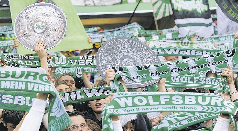 Bisher sind Wolfsburg-Fans oft in der Minderheit gewesen. Am Samstag soll es dann plötzlich 100.000 davon geben &ndash; bei der Meisterfeier. Foto: dpa