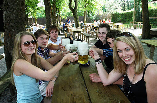 Lange Holzbänke, alte Bäume und ein sattes Grün: Stimmungsvolle Einkehr in der Kraillinger Brauerei.