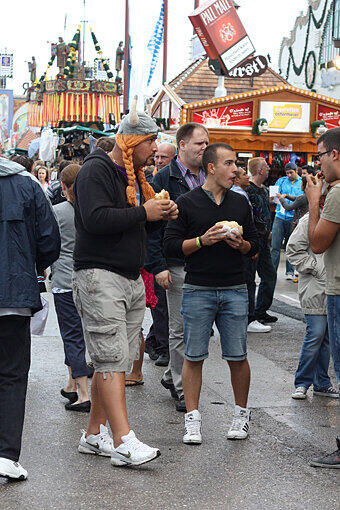 Manch einer entdeckt auf der Wiesn seine weibliche Seite.