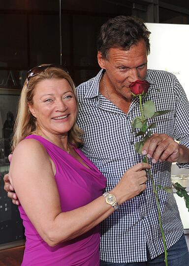 Inga Pudenz mit Schauspieler Ralf Möller. Traditionell hatten die Schauspielagenturen Reuter und Scenario ihre "Schützlinge" sowie Freunde und Geschäftspartner zum einstimmenden "Warm up" des Filmfests München eingeladen.