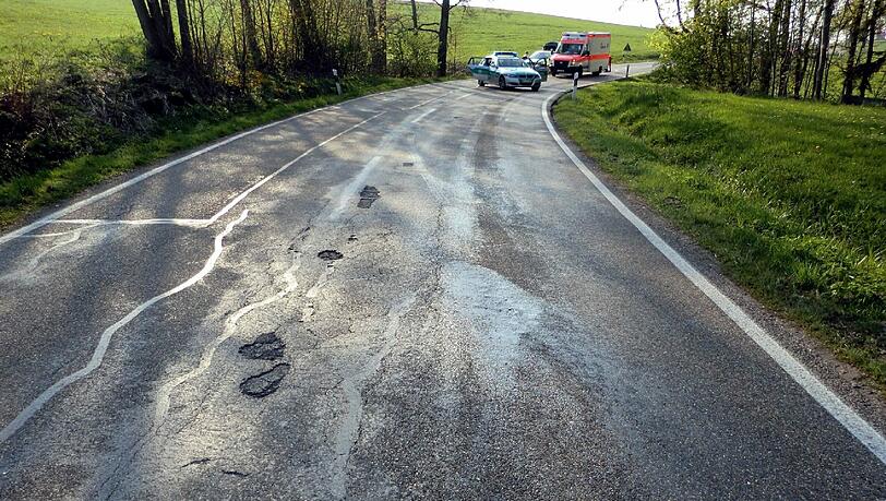 Das Foto vom 17.04.2011 zeigt eine Ölspur an der Unfallstelle zwischen Marktrettenbach und Ottbeuren (Schwaben), an der zuvor ein Motorradfahrer tödlich verunglückt war. Das Foto vom 17.04.2011 zeigt eine Ölspur an der Unfallstelle zwischen Marktrettenbach und Ottbeuren (Schwaben), an der zuvor ein Motorradfahrer tödlich verunglückt war.