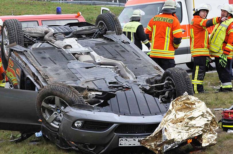 Der BMW überschlug sich auf der A94 in einer Ausfahrt bei Hohenlinden.