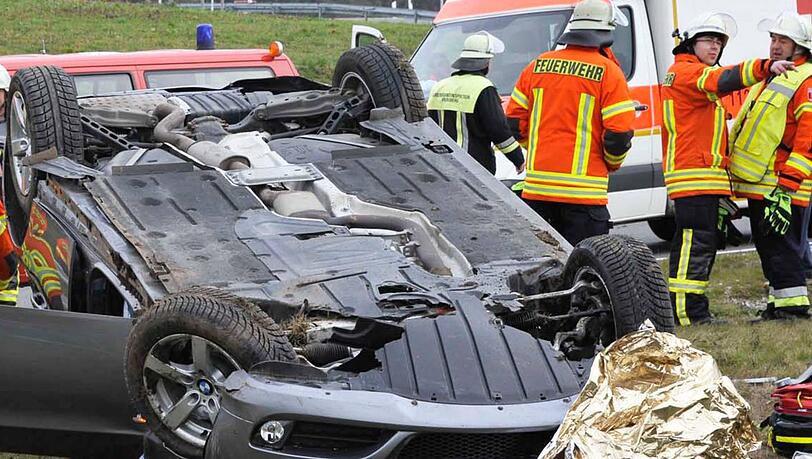 Der BMW überschlug sich auf der A94 in einer Ausfahrt bei Hohenlinden. Der BMW überschlug sich auf der A94 in einer Ausfahrt bei Hohenlinden.