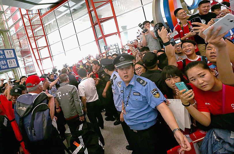 Der FC Bayern ist am Freitag in Peking gelandet und wurde von rund 1000 Fans schon am Flughafen frenetisch gefeiert. Die Bilder von der Ankunft.