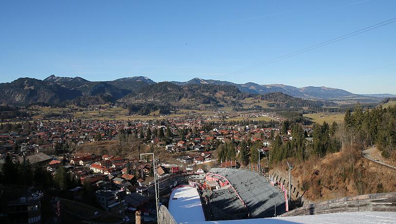 Der Schnee schmilzt vor dem Start davon - die Kühlanlage kann ohne den Strom nicht betrieben werden. Der Schnee schmilzt vor dem Start davon - die Kühlanlage kann ohne den Strom nicht betrieben werden.