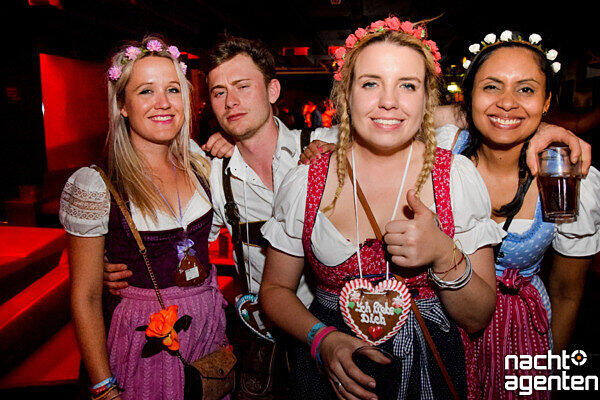 Zur Wiesn machen die Münchner im Neuraum nonstop Party.