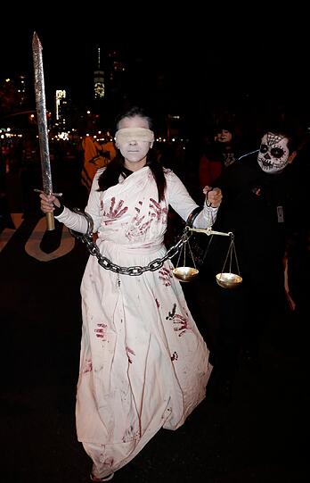 Terror-Angst? Von wegen! Die New Yorker feierten nicht nur Halloween, sondern zeigten damit gleichzeitig den Terroristen die kalte Schulter.