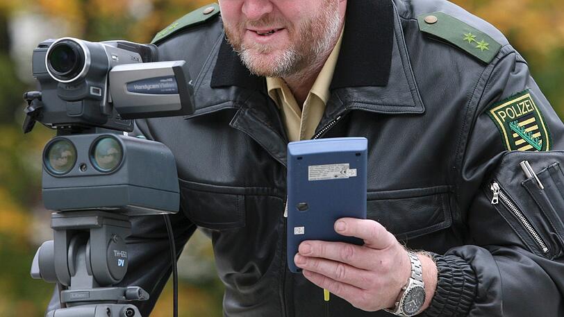 Die Polizei macht am Isarring Jagd auf Raser (Symbolfoto).