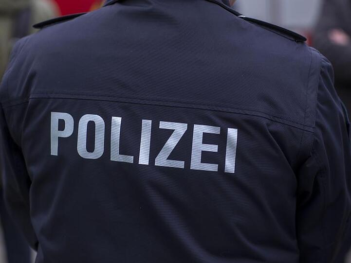 Polizist in Uniform. Foto: Jens Büttner/zb/dpa/Archivbild
