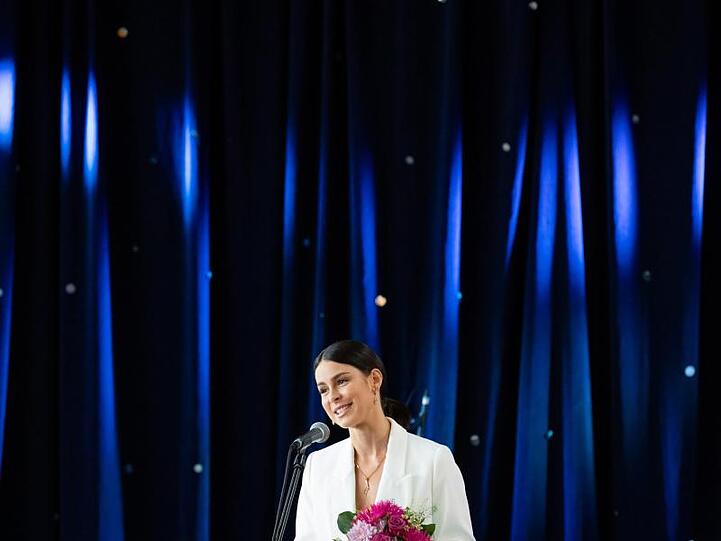 Lena Meyer-Landrut spricht in der Hochschule Ansbach während der Verleihung des Bildungspreises. Foto: Daniel Karmann