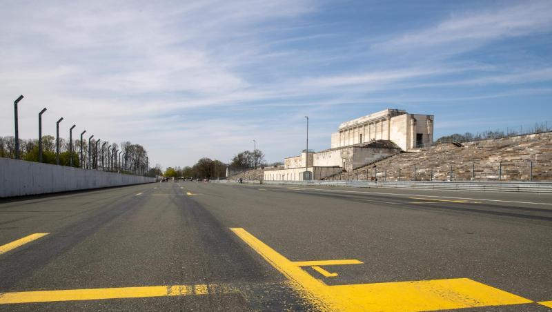 Startmarkierungen auf dem Norisring vor der Steintribüne.