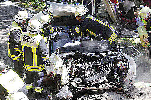 Bei diesem Unfall starben vier Menschen: Der völlig zertrümmerte Golf.