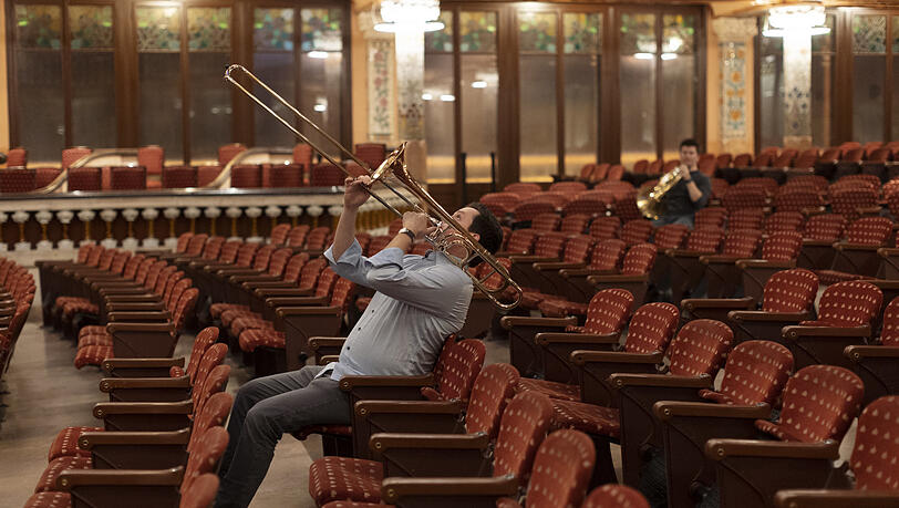 Ein Posaunist des BR-Symphonieorchesters spielt sich für Mahlers Symphonie Nr. 5 im Konzertsaal von Barcelona ein. Ein Posaunist des BR-Symphonieorchesters spielt sich für Mahlers Symphonie Nr. 5 im Konzertsaal von Barcelona ein.