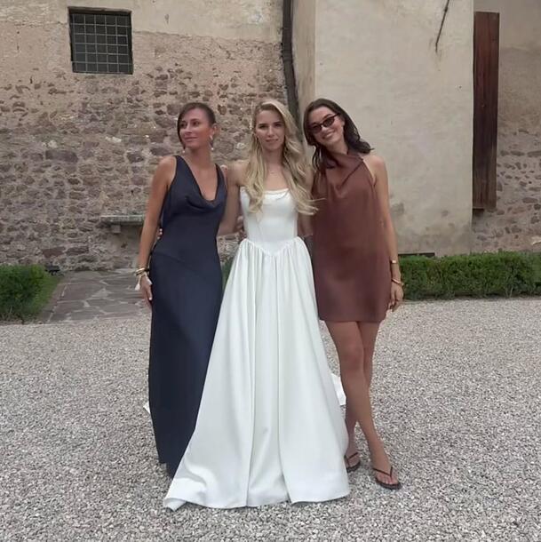 Anika Neuer in ihrem Brautkleid - oben eine Korsage, die die schlanke Silhouette der 25-Jährigen betont, unten ein Rock in klassischer A-Linie. Anika Neuer in ihrem Brautkleid - oben eine Korsage, die die schlanke Silhouette der 25-Jährigen betont, unten ein Rock in klassischer A-Linie.