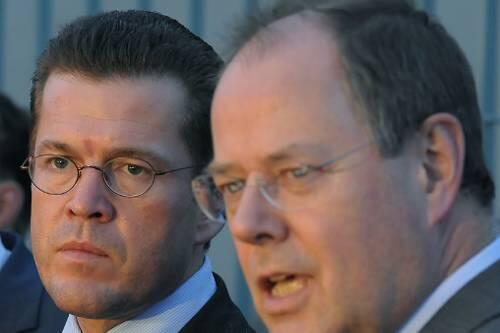 Unter Druck: Karl-Theodor zu Guttenberg und Peer Steinbrück.