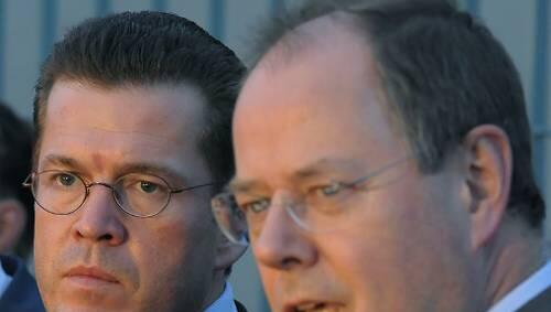 Unter Druck: Karl-Theodor zu Guttenberg und Peer Steinbrück.