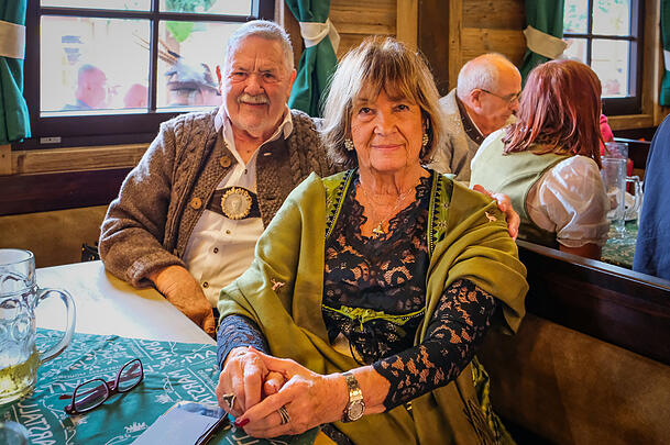 Christa Aigner (81) mit ihrem Mann Albert (85) beim "Altschausteller Stammtisch" im Marstall. Jahrzehntelang waren die beiden auf der Wiesn und anderen Volksfesten unterwegs. Mit ihren Fahrgeschäften reisten die Ex-Schausteller von Fest zu Fest. Christa Aigner (81) mit ihrem Mann Albert (85) beim "Altschausteller Stammtisch" im Marstall. Jahrzehntelang waren die beiden auf der Wiesn und anderen Volksfesten unterwegs. Mit ihren Fahrgeschäften reisten die Ex-Schausteller von Fest zu Fest.