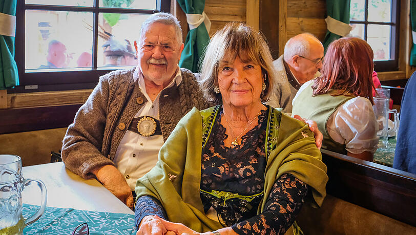 Christa Aigner (81) mit ihrem Mann Albert (85) beim "Altschausteller Stammtisch" im Marstall. Jahrzehntelang waren die beiden auf der Wiesn und anderen Volksfesten unterwegs. Mit ihren Fahrgeschäften reisten die Ex-Schausteller von Fest zu Fest. Christa Aigner (81) mit ihrem Mann Albert (85) beim "Altschausteller Stammtisch" im Marstall. Jahrzehntelang waren die beiden auf der Wiesn und anderen Volksfesten unterwegs. Mit ihren Fahrgeschäften reisten die Ex-Schausteller von Fest zu Fest.