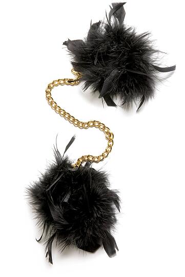 Fesseln für Softies: diese Handschellen von "Maison Close" sind mit Marabu-Federn umwickelt.
