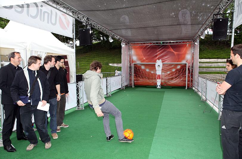 Der Keeper sieht zwar eher steif aus, reagiert aber dank eingebauter Kamera in Echtzeit &ndash; und das brillant. Dies ist eine der Attraktionen beim Fan-Festival im Olympiapark.