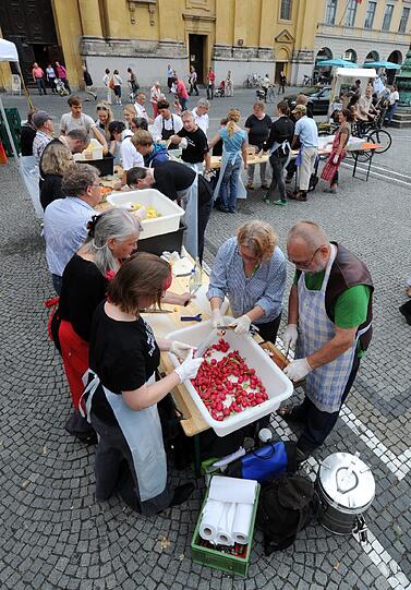 Bei der Aktion kochen Ehrenamtliche mit aussortiertem Gemüse, um auf die Verschwendung von Lebensmitteln aufmerksam zu machen.