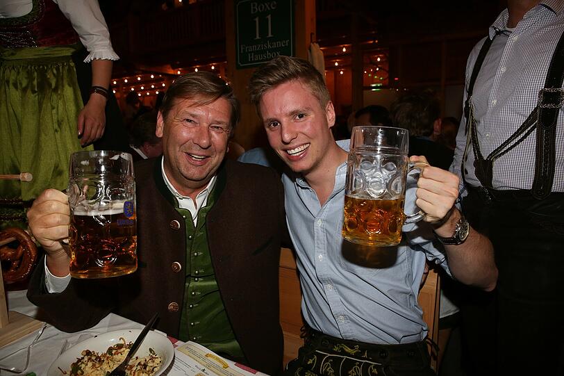 Verleger Johannes Heyne mit Sohn Paul im Schützenzelt