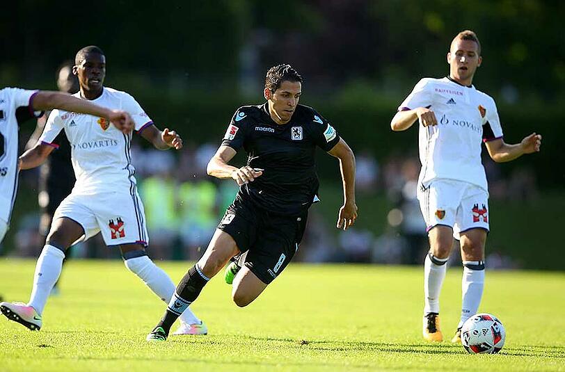 Am Freitagabend fand das Testspiel zwischen dem TSV 1860 und dem FC Basel statt. Sascha Mölders rettete den Löwen durch ein Tor in den letzten Minuten das 1:1-Unentschieden. Die Bilder.