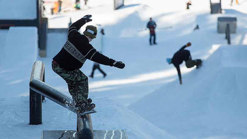 In Nesselwang wartet eine Vielzahl an Obstacles auf die Snowboarder.