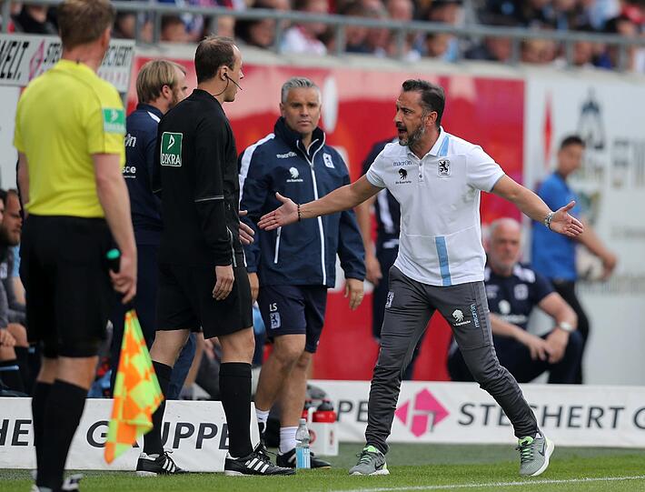 Am Seitenrand haderte Trainer Vitor Pereira mit dem Schiedsrichtergespann um Guido Winkmann.