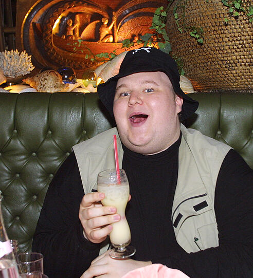 Gut einen Monat nach seiner Festnahme in Neuseeland ist der deutsche Betreiber der Internetplattform Megaupload, Kim Schmitz, gegen Kaution aus dem Gefängnis entlassen worden.Zu den gegen Dotcom verhängten Auflagen gehört, dass er bis auf weiteres weder das Internet noch Hubschrauber benutzt und sich nicht unangemeldet von seinem Anwesen nördlich von Auckland entfernt. Hier sehen Sie Bilder aus dem Leben eines Internet-Millionärs.